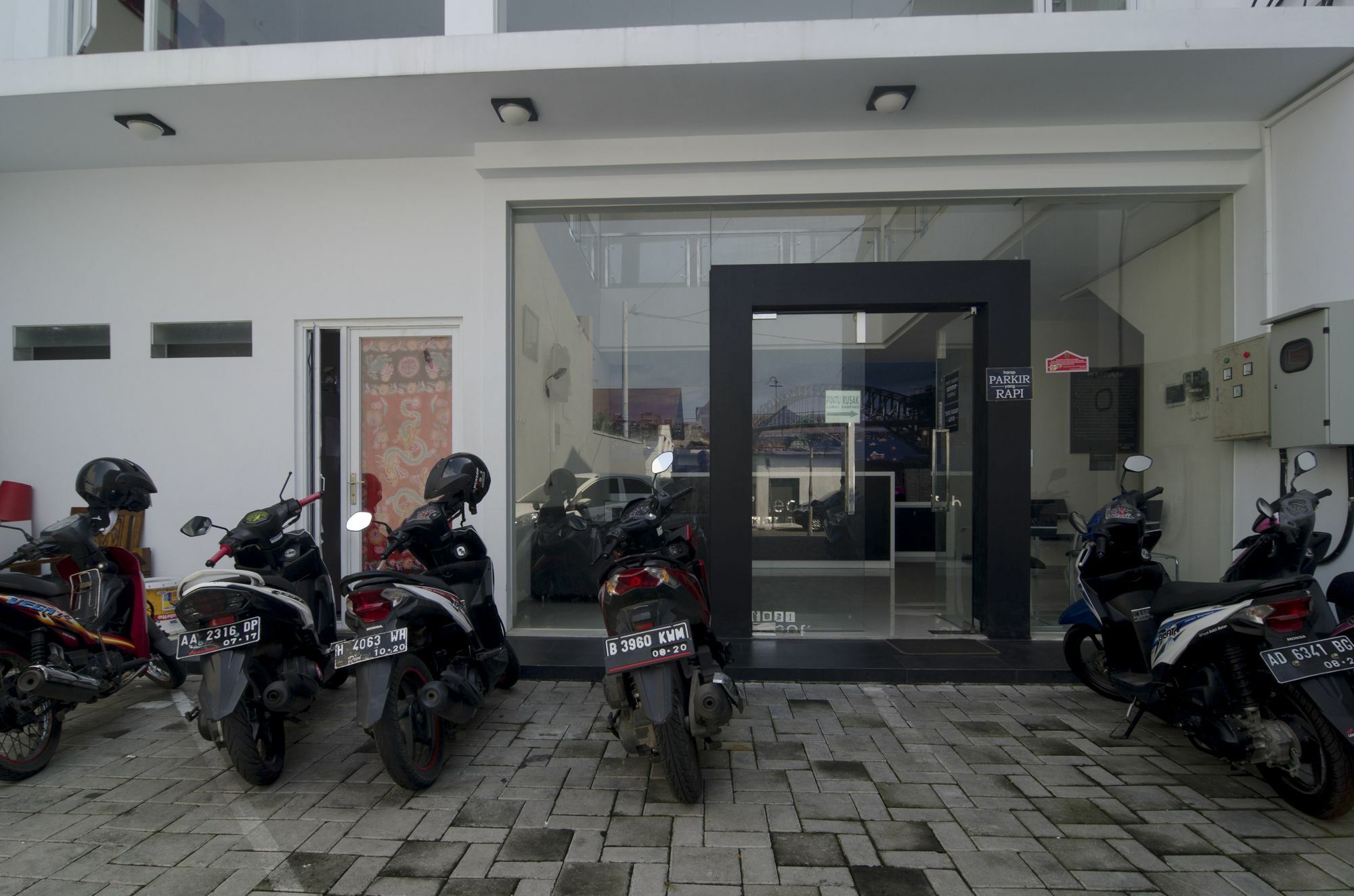 Hotel Reddoorz Near Lawang Sewu Semarang Esterno foto